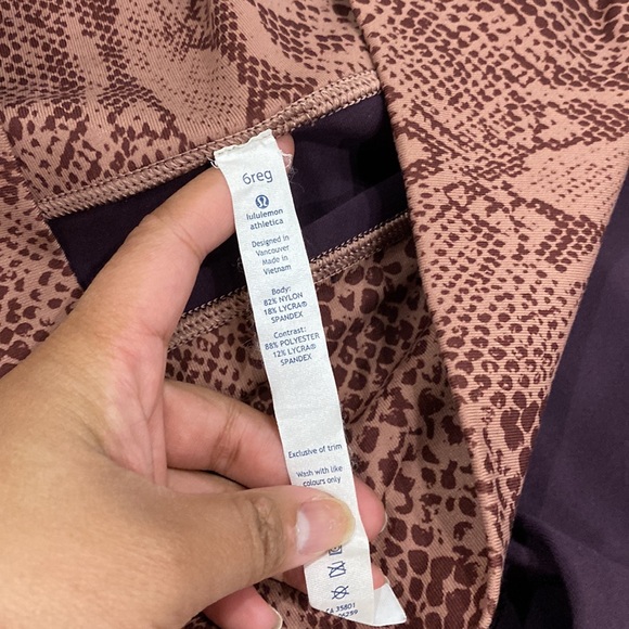 Lululemon Womens High rise Bootleg Yoga pants Size 6 - Picture 3 of 9
